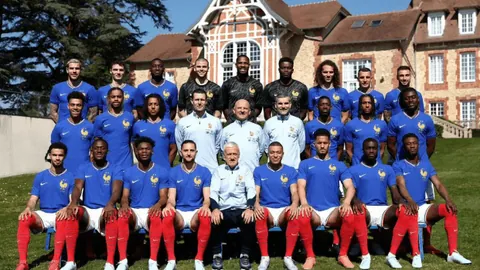 76人赛季饱受伤病困扰：季后赛梦想破灭，伤病如幽灵缠身。